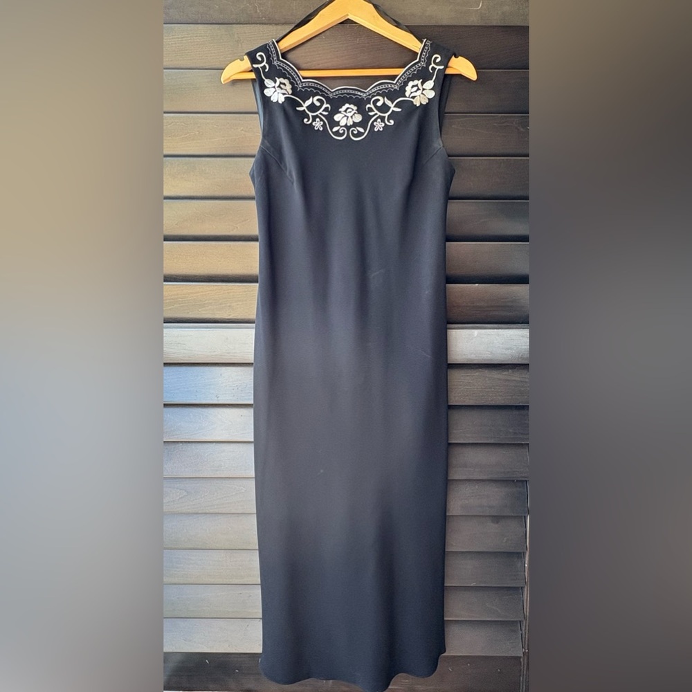 Dress Barn Black Sleeveless Dress Embroidered Neckline Floral Size 6 Lined